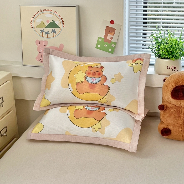 91家纺网 家纺一手货源 找家纺 博雅2025新款冰丝单枕套三丽欧，宇航员，卡皮 月亮卡皮巴拉