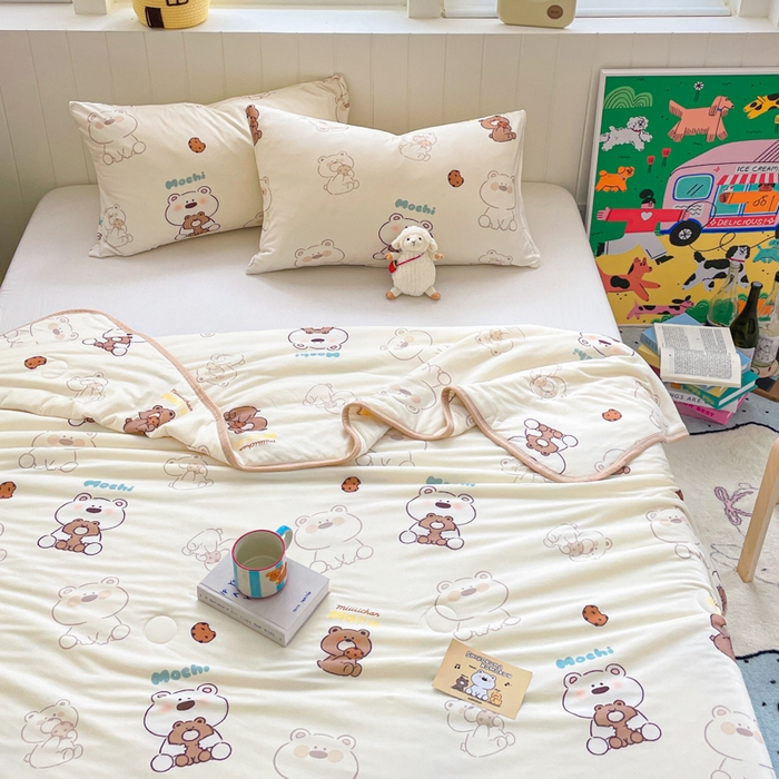 91家纺网 家纺一手货源 找家纺 金爱家2025新款A类高品质正版授权miiiiichan可爱卡通狗狗白熊女孩牛奶丝针织棉夏被 针织棉miiiiichan-奶咖棕熊