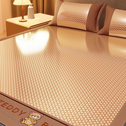 91家纺网 家纺一手货源 找家纺 席佬大 2025新款A级抗菌提花双面绣花床席床笠款冰藤席 泰迪熊-红棕-床席款