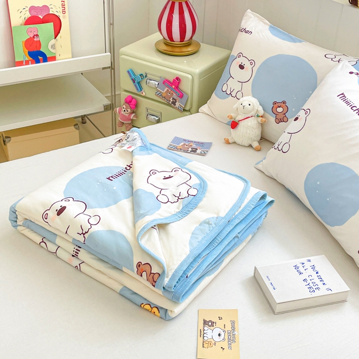 91家纺网 家纺一手货源 找家纺 金爱家2025新款A类高品质正版授权miiiiichan可爱卡通狗狗白熊女孩牛奶丝针织棉夏被 针织棉miiiiichan-波点白熊