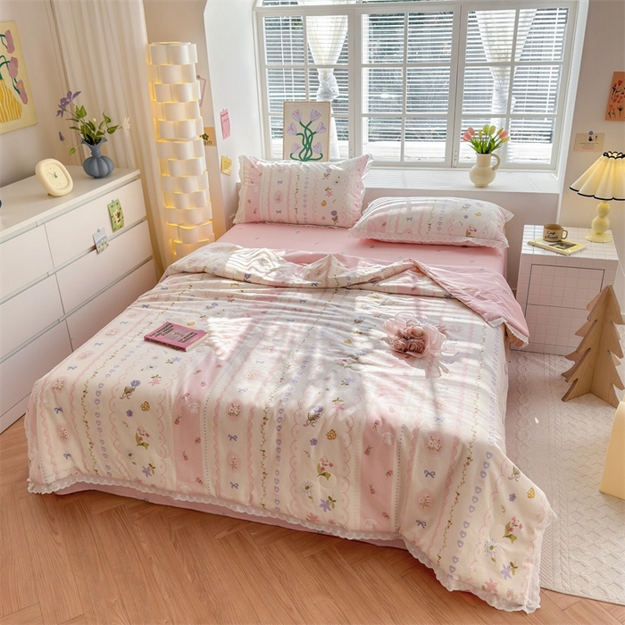 91家纺网 家纺一手货源 找家纺 2025新款全棉花边大豆夏被四件套 花朵兔兔