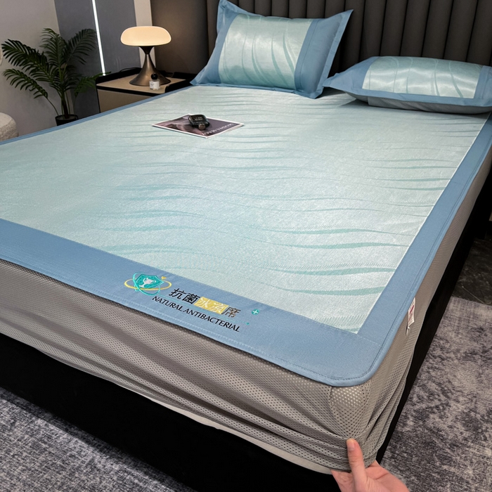 91家纺网 家纺一手货源 找家纺 阿亮家居 2025新款凉席冰丝席三明治宽包边刺绣款粗冰丝凉席柔美蓝（床笠款）