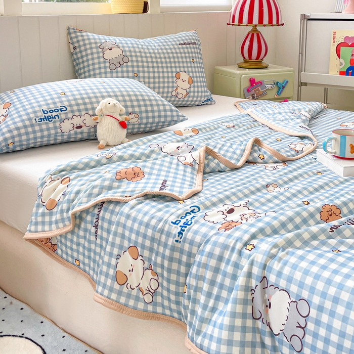 91家纺网 家纺一手货源 找家纺 金爱家2025新款A类高品质正版授权miiiiichan可爱卡通狗狗白熊女孩牛奶丝针织棉夏被 针织棉miiiiichan-蓝格狗狗