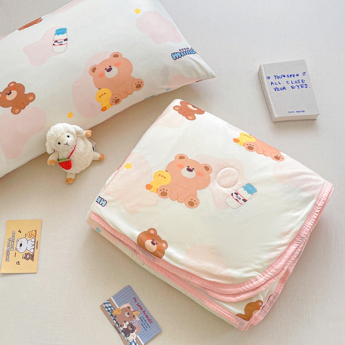 91家纺网 家纺一手货源 找家纺 金爱家2025新款A类高品质正版授权miiiiichan可爱卡通狗狗白熊女孩牛奶丝针织棉夏被 针织棉miiiiichan-牛奶棕熊