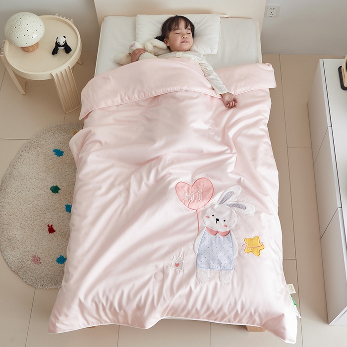 91家纺网 家纺一手货源 找家纺 荷马之梦 2025新款系列—A类棉贴布绣大豆儿童夏被 气球小兔