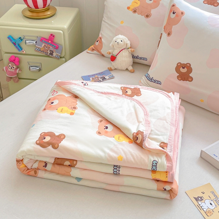 91家纺网 家纺一手货源 找家纺 金爱家2025新款A类高品质正版授权miiiiichan可爱卡通狗狗白熊女孩牛奶丝针织棉夏被 针织棉miiiiichan-牛奶棕熊