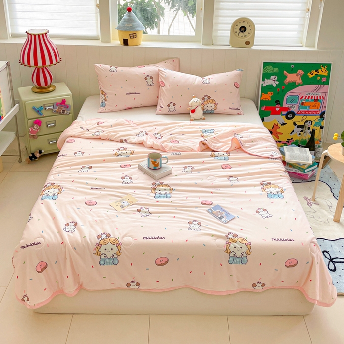 91家纺网 家纺一手货源 找家纺 金爱家2025新款A类高品质正版授权miiiiichan可爱卡通狗狗白熊女孩牛奶丝针织棉夏被 针织棉miiiiichan-甜甜女孩