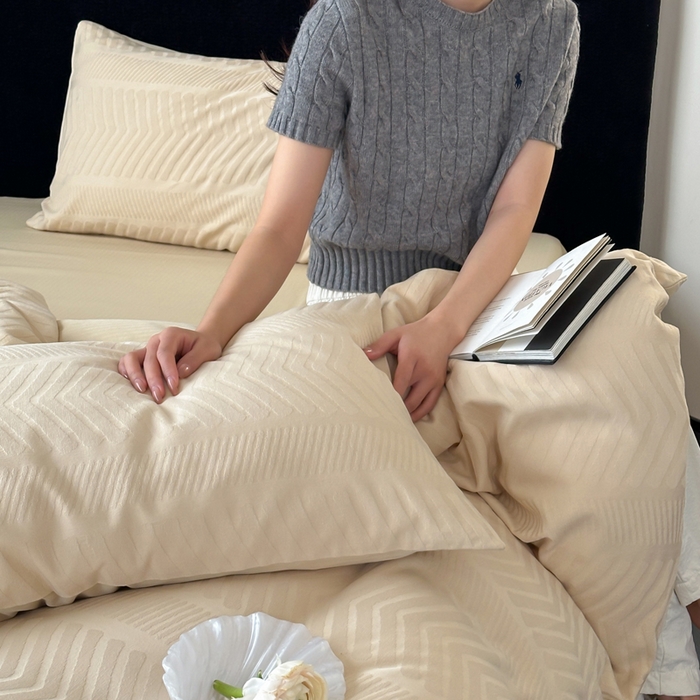 91家纺网 家纺一手货源 找家纺 例外Home 2025新款全棉提花四件套-鱼骨纹 鱼骨纹-杏仁黄