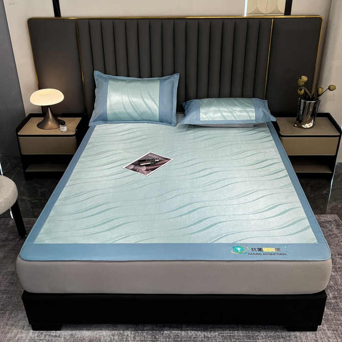 91家纺网 家纺一手货源 找家纺 阿亮家居 2025新款凉席冰丝席三明治宽包边刺绣款粗冰丝凉席柔美蓝（床笠款）