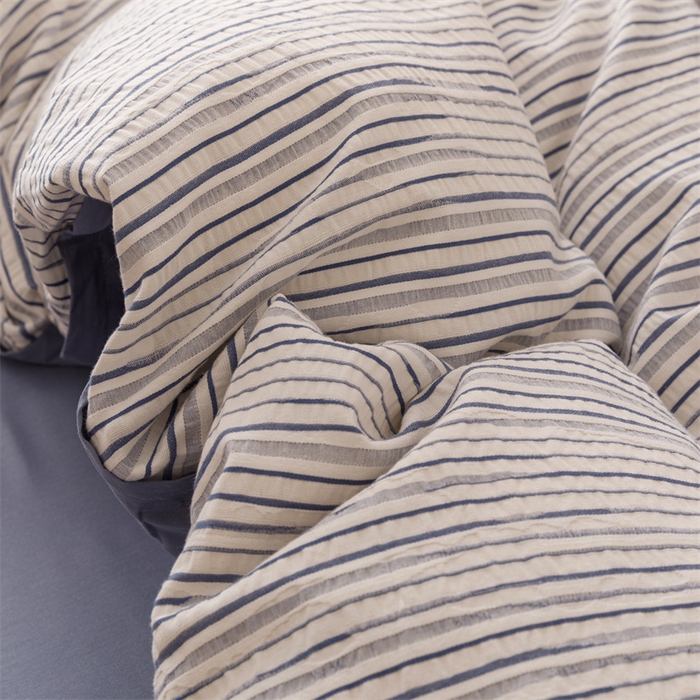 91家纺网 家纺一手货源 找家纺 忆生活家纺 2025新款全棉三层纱色织大提花条纹款四件套 初恋-宝石蓝