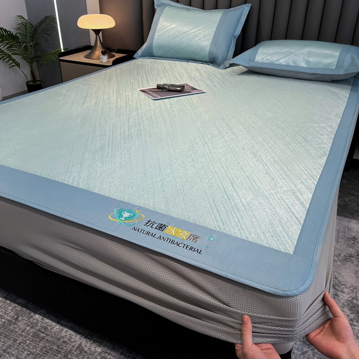 91家纺网 家纺一手货源 找家纺 阿亮家居 2025新款凉席冰丝席三明治宽包边刺绣款粗冰丝凉席流星雨蓝（床笠款）