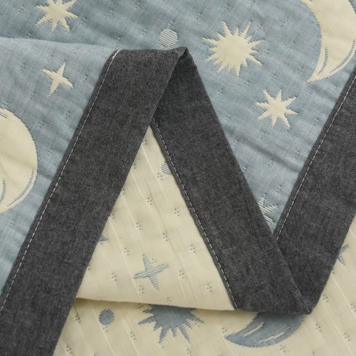 91家纺网 家纺一手货源 找家纺  2025新款a类全棉三层纱多功能毛巾被盖毯床单夏被空调被 星月蓝