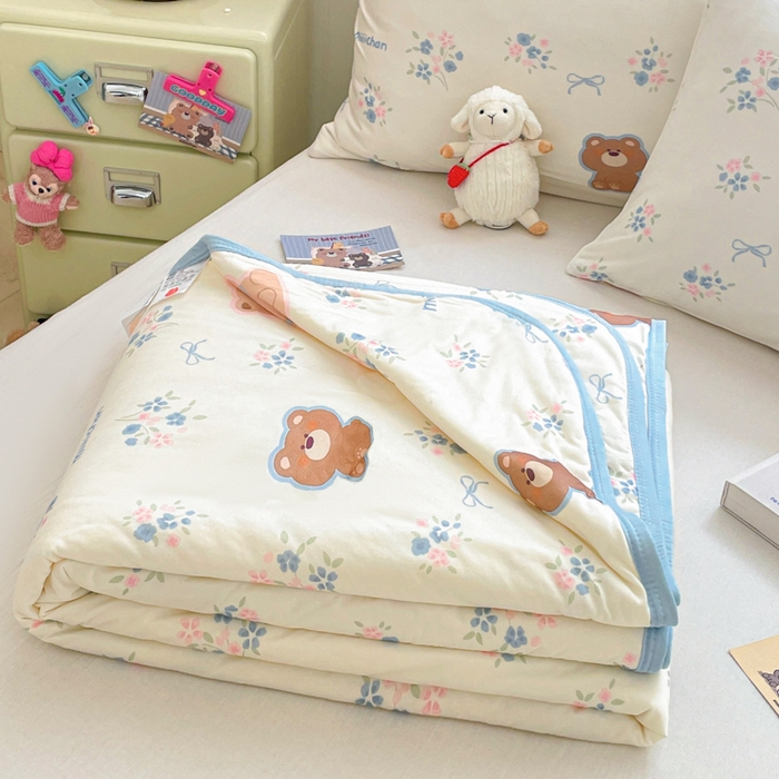 91家纺网 家纺一手货源 找家纺 金爱家2025新款A类高品质正版授权miiiiichan可爱卡通狗狗白熊女孩牛奶丝针织棉夏被 针织棉miiiiichan-花花熊君