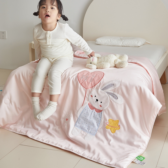 91家纺网 家纺一手货源 找家纺 荷马之梦 2025新款系列—A类棉贴布绣大豆儿童夏被 气球小兔