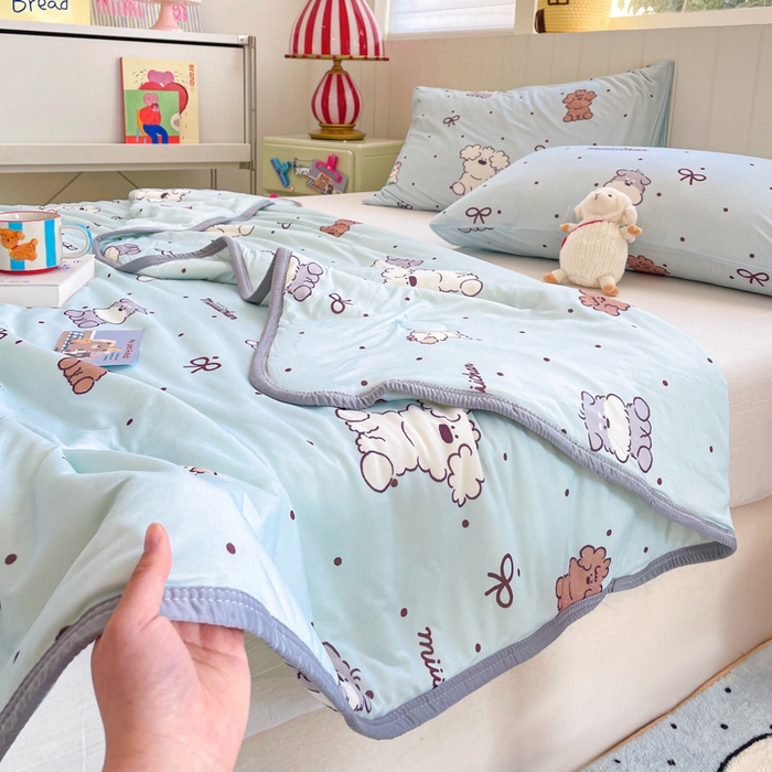 91家纺网 家纺一手货源 找家纺 金爱家2025新款A类高品质正版授权miiiiichan可爱卡通狗狗白熊女孩牛奶丝针织棉夏被 针织棉miiiiichan-蓝点狗狗