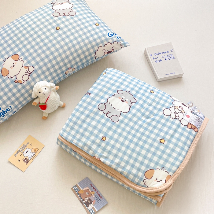 91家纺网 家纺一手货源 找家纺 金爱家2025新款A类高品质正版授权miiiiichan可爱卡通狗狗白熊女孩牛奶丝针织棉夏被 针织棉miiiiichan-蓝格狗狗