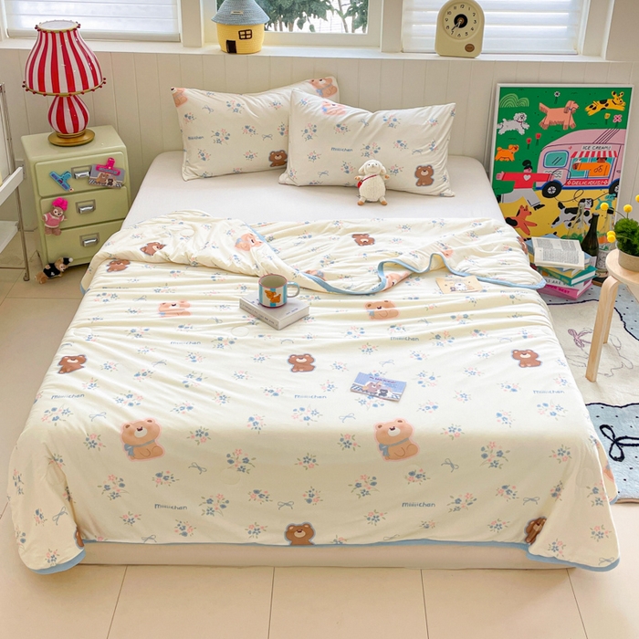 91家纺网 家纺一手货源 找家纺 金爱家2025新款A类高品质正版授权miiiiichan可爱卡通狗狗白熊女孩牛奶丝针织棉夏被 针织棉miiiiichan-花花熊君