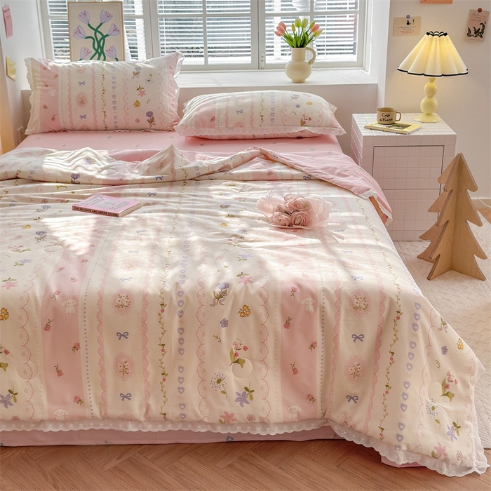 91家纺网 家纺一手货源 找家纺 2025新款全棉花边大豆夏被四件套 花朵兔兔