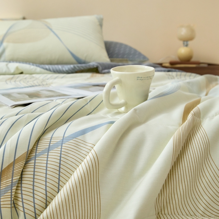 91家纺网 家纺一手货源 找家纺 珂博家纺2025新款亲肤全棉印花夏被 名爵黄