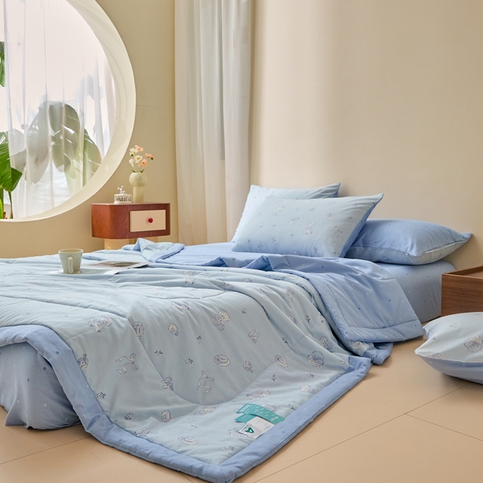 91家纺网 家纺一手货源 找家纺 珂博家纺2025新款亲肤全棉印花夏被 布偶小熊