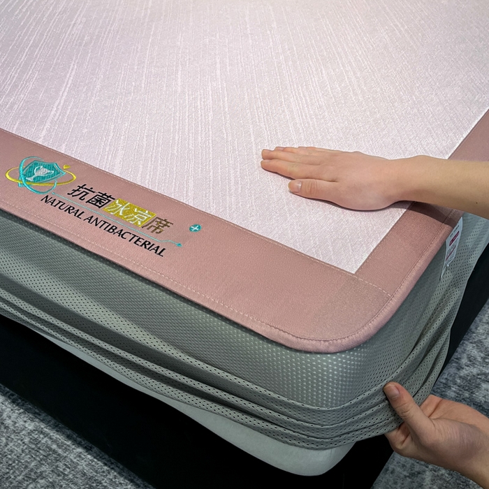 91家纺网 家纺一手货源 找家纺 阿亮家居 2025新款凉席冰丝席三明治宽包边刺绣款粗冰丝凉席流星雨粉（床笠款）