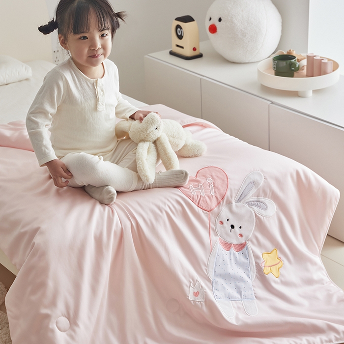 91家纺网 家纺一手货源 找家纺 荷马之梦 2025新款系列—A类棉贴布绣大豆儿童夏被 气球小兔