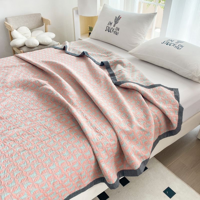 91家纺网 家纺一手货源 找家纺  2025新款a类全棉三层纱多功能毛巾被盖毯床单夏被空调被 风车粉