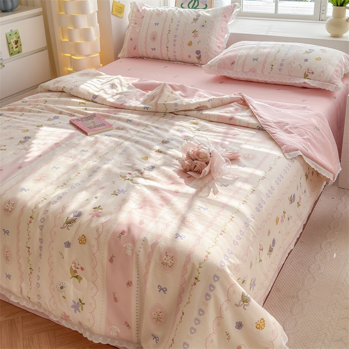 91家纺网 家纺一手货源 找家纺 2025新款全棉花边大豆夏被四件套 花朵兔兔