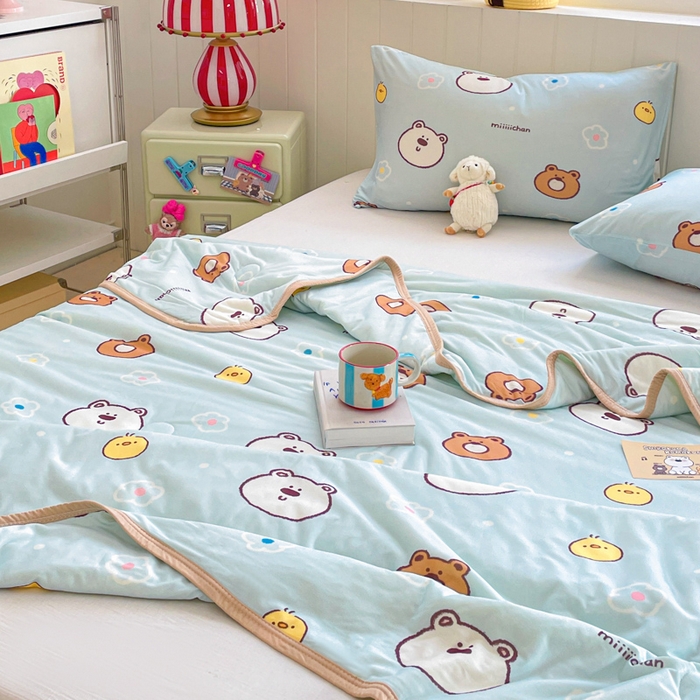 91家纺网 家纺一手货源 找家纺 金爱家2025新款A类高品质正版授权miiiiichan可爱卡通狗狗白熊女孩牛奶丝针织棉夏被 针织棉miiiiichan-开心白熊