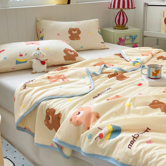 91家纺网 家纺一手货源 找家纺 金爱家2025新款A类高品质正版授权miiiiichan可爱卡通狗狗白熊女孩牛奶丝针织棉夏被 针织棉miiiiichan-A甜甜棕