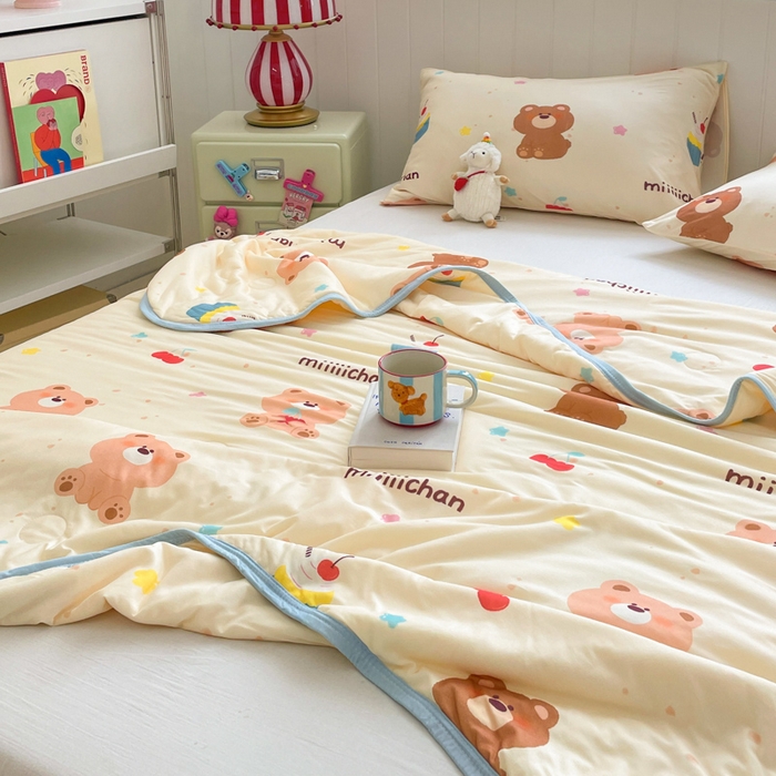 91家纺网 家纺一手货源 找家纺 金爱家2025新款A类高品质正版授权miiiiichan可爱卡通狗狗白熊女孩牛奶丝针织棉夏被 针织棉miiiiichan-A甜甜棕