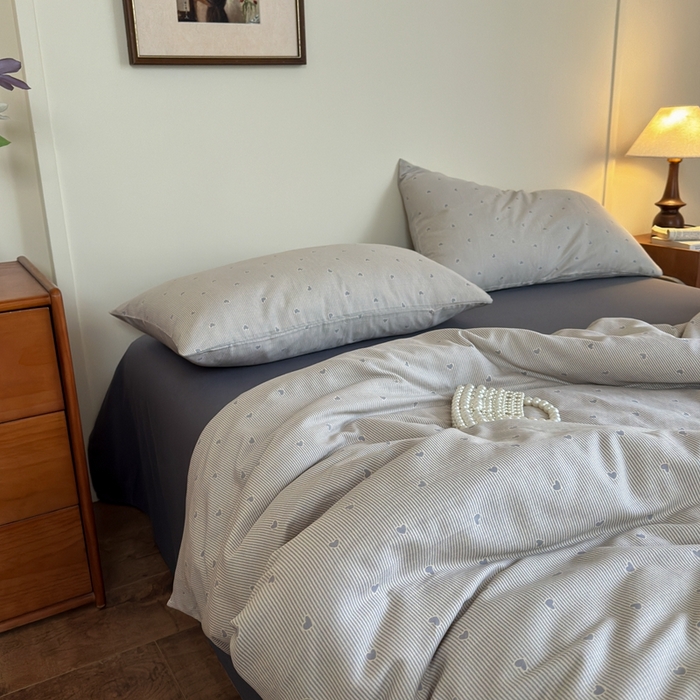 91家纺网 家纺一手货源 找家纺 亿梵家居 2025新款A类母婴级有氧全棉纯棉双层纱纯棉印花四件套-床拍图简单爱