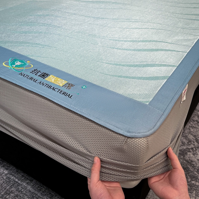 91家纺网 家纺一手货源 找家纺 阿亮家居 2025新款凉席冰丝席三明治宽包边刺绣款粗冰丝凉席柔美蓝（床笠款）