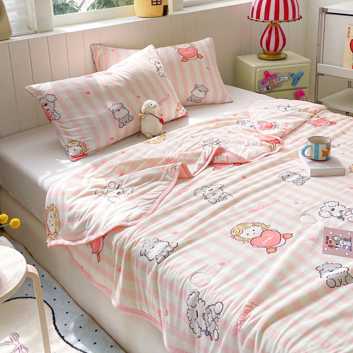 91家纺网 家纺一手货源 找家纺 （总）金爱家2025新款A类高品质正版授权miiiiichan可爱卡通狗狗白熊女孩牛奶丝针织棉夏被