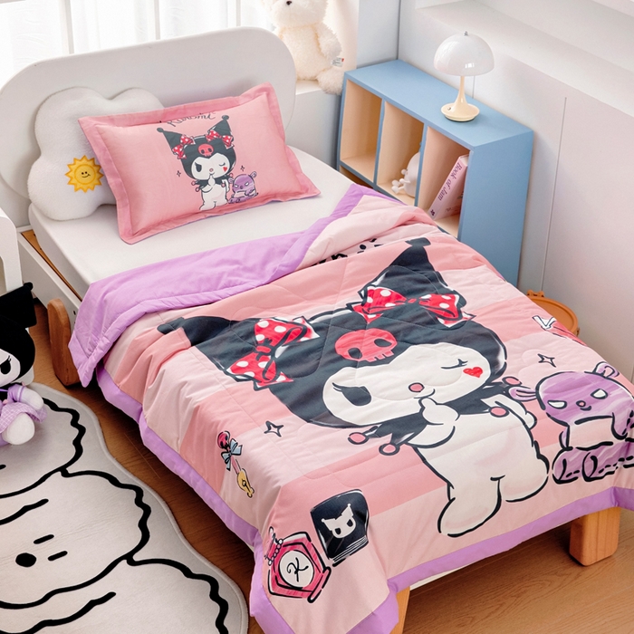 91家纺网 家纺一手货源 找家纺 乐秀家纺 2025新款三丽鸥全棉纯棉儿童夏被夏凉被空调被 条纹库洛米