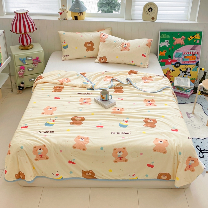 91家纺网 家纺一手货源 找家纺 金爱家2025新款A类高品质正版授权miiiiichan可爱卡通狗狗白熊女孩牛奶丝针织棉夏被 针织棉miiiiichan-A甜甜棕