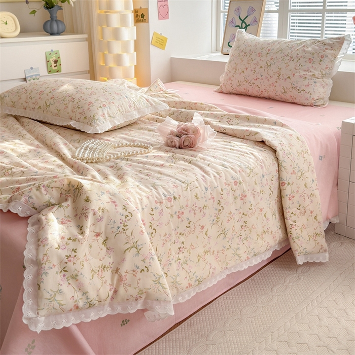 91家纺网 家纺一手货源 找家纺 2025新款全棉花边大豆夏被四件套 花蔓梦境