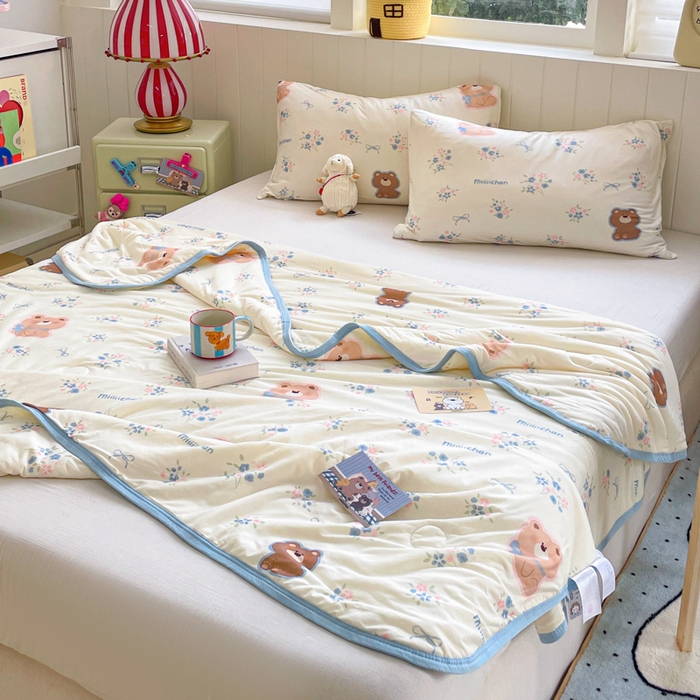 91家纺网 家纺一手货源 找家纺 金爱家2025新款A类高品质正版授权miiiiichan可爱卡通狗狗白熊女孩牛奶丝针织棉夏被 针织棉miiiiichan-花花熊君