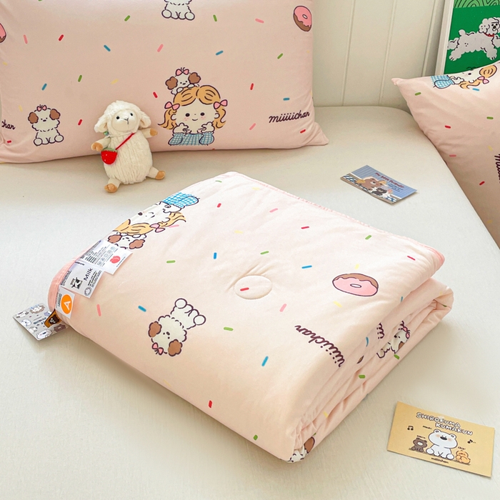 91家纺网 家纺一手货源 找家纺 金爱家2025新款A类高品质正版授权miiiiichan可爱卡通狗狗白熊女孩牛奶丝针织棉夏被 针织棉miiiiichan-甜甜女孩