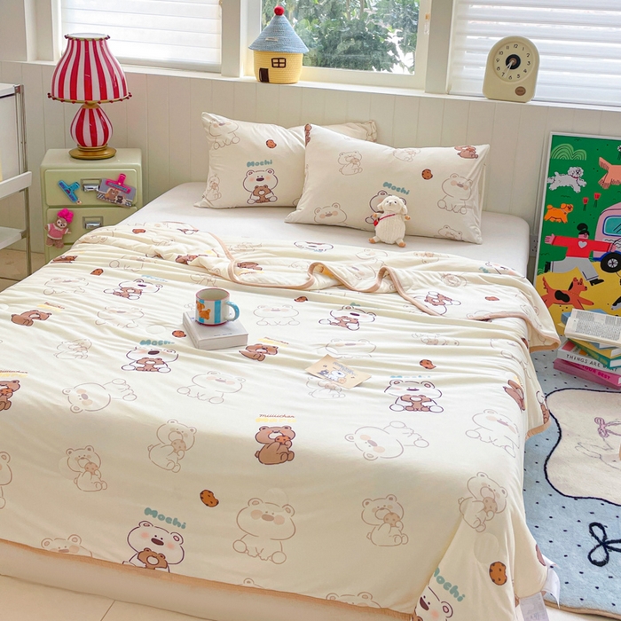 91家纺网 家纺一手货源 找家纺 金爱家2025新款A类高品质正版授权miiiiichan可爱卡通狗狗白熊女孩牛奶丝针织棉夏被 针织棉miiiiichan-奶咖棕熊