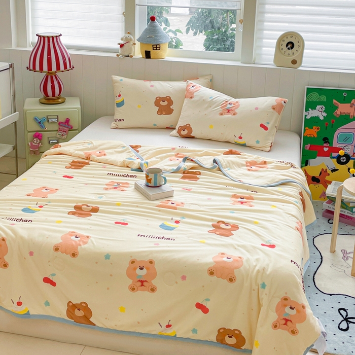 91家纺网 家纺一手货源 找家纺 金爱家2025新款A类高品质正版授权miiiiichan可爱卡通狗狗白熊女孩牛奶丝针织棉夏被 针织棉miiiiichan-A甜甜棕