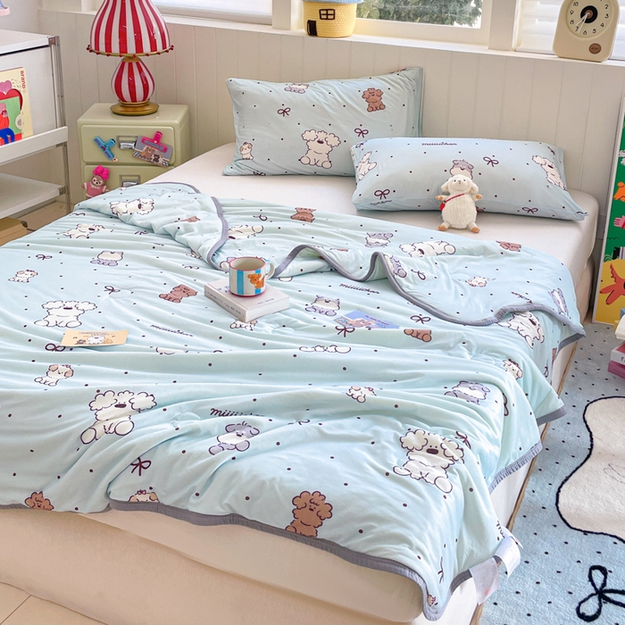 91家纺网 家纺一手货源 找家纺 金爱家2025新款A类高品质正版授权miiiiichan可爱卡通狗狗白熊女孩牛奶丝针织棉夏被 针织棉miiiiichan-蓝点狗狗