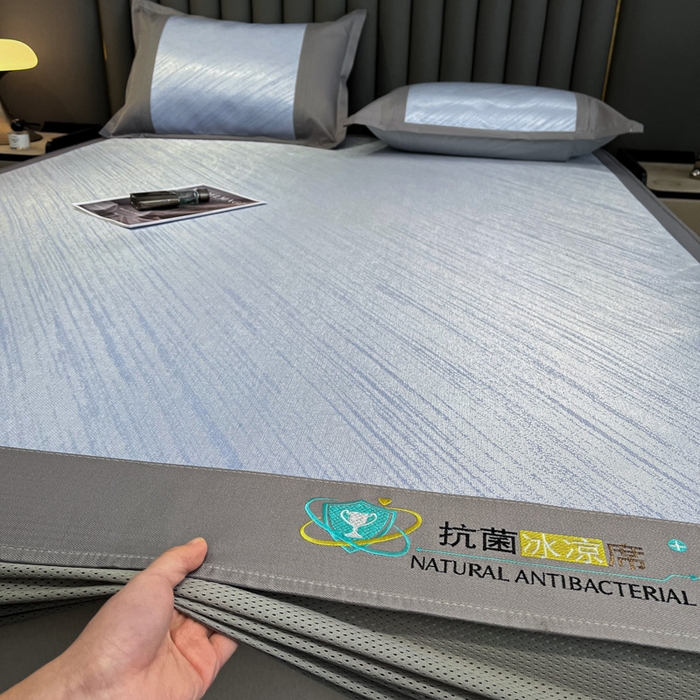 91家纺网 家纺一手货源 找家纺 阿亮家居 2025新款凉席冰丝席三明治宽包边刺绣款粗冰丝凉席流星雨紫灰（床笠款）