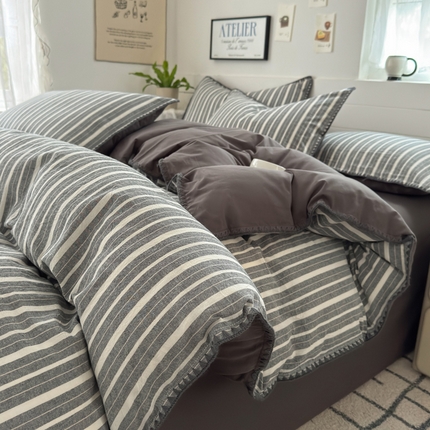 91家纺网 家纺一手货源 找家纺 2025新款A类全棉色织水洗棉贝壳绣条纹系列四件套 雅诗深灰