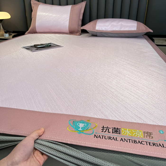 91家纺网 家纺一手货源 找家纺 阿亮家居 2025新款凉席冰丝席三明治宽包边刺绣款粗冰丝凉席流星雨粉（床笠款）