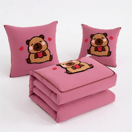 91家纺网 家纺一手货源 找家纺 宝马家纺（原梦童画）2025新款卡皮巴拉四季款磨毛毛巾绣抱枕被 桃花粉