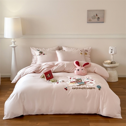 91家纺网 家纺一手货源 找家纺 FORTWO家纺原创设计（FOR TWO家纺） 2025新款60支兰精天丝卡通毛巾绣四件套-暗合款 奔跑小兔