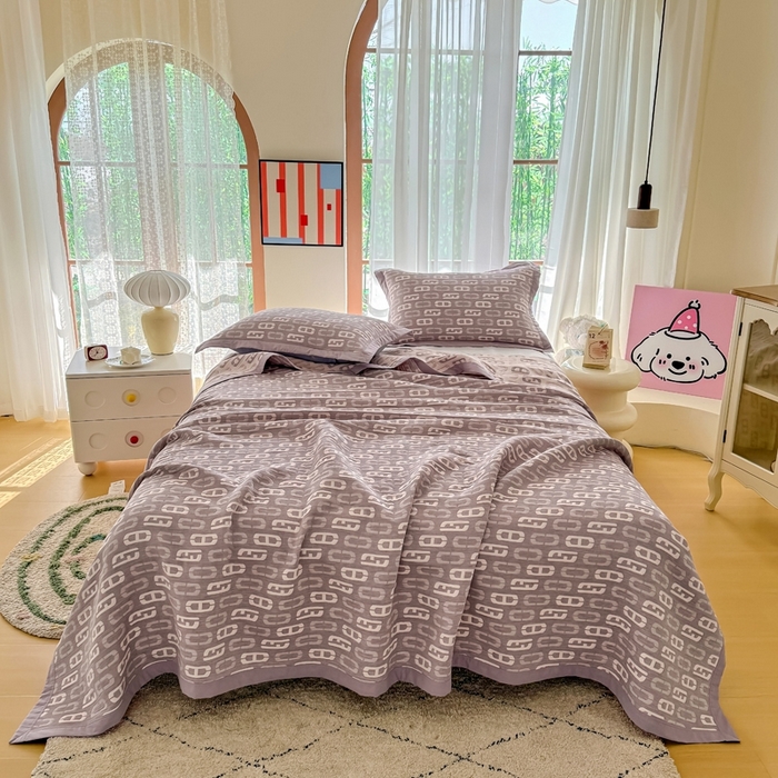 91家纺网 家纺一手货源 找家纺 棠薇家纺2025新款简约风多功能纱布盖毯纱布毯子毛巾被床盖沙发巾单毯枕巾枕套三件套 爱情扣浅紫