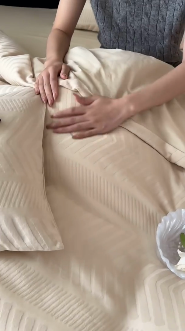 91家纺网 家纺一手货源 找家纺 例外Home 2025新款全棉提花四件套-鱼骨纹 鱼骨纹-杏仁黄