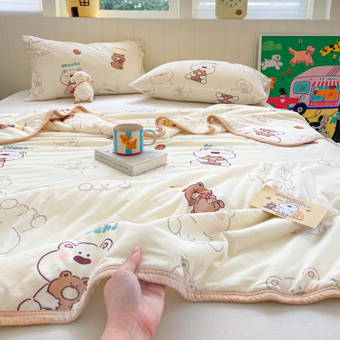 91家纺网 家纺一手货源 找家纺 金爱家2025新款A类高品质正版授权miiiiichan可爱卡通狗狗白熊女孩牛奶丝针织棉夏被 针织棉miiiiichan-奶咖棕熊